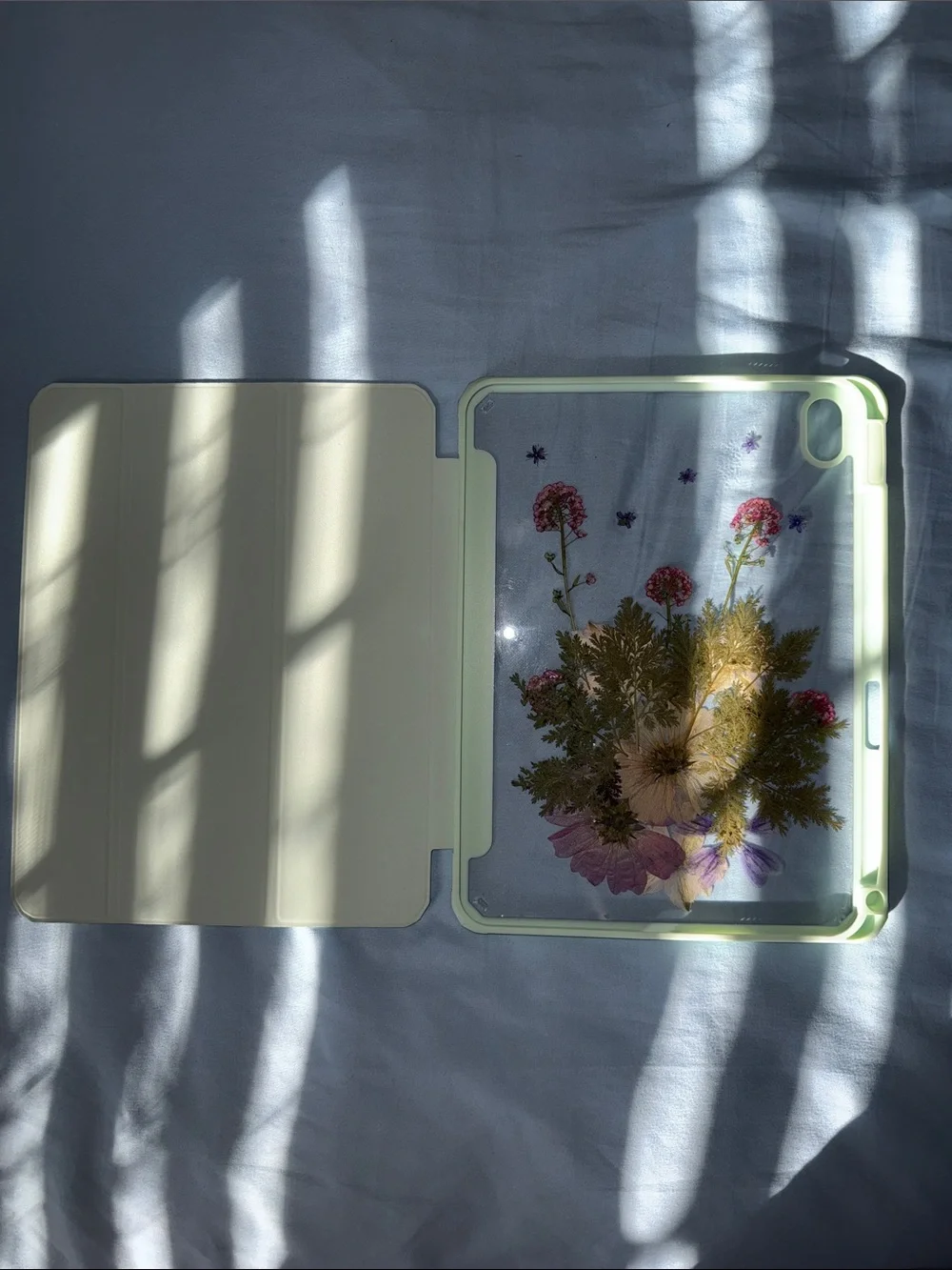 Pressed Flower Clear iPad 10th Generation Case - Mint Border
